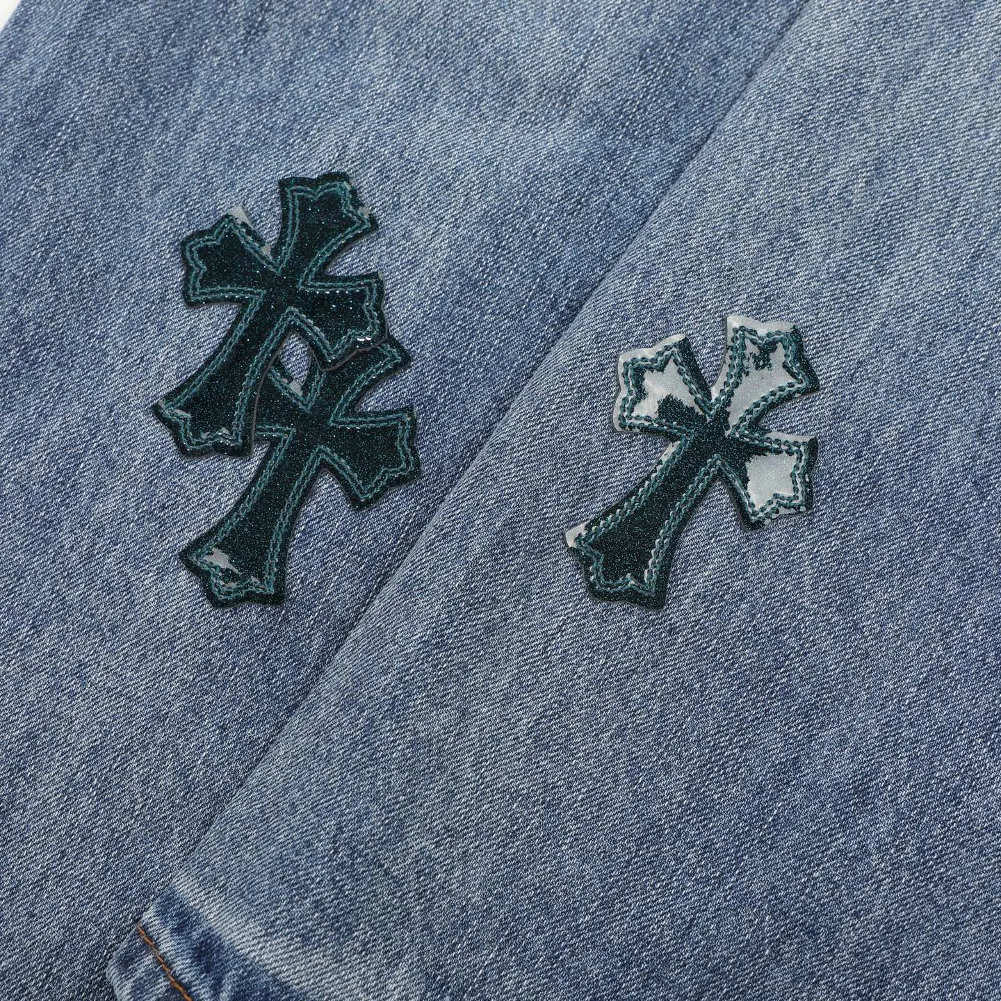 P280 Chromehearts washed blue ripped starry sky leather jeans adopt starry sky theme leather elements, mostly presented in the shape of a cross, with glitter on the leather surface. Unique design, simple and elegant details, exquisite workmanship, the entire trousers are neatly routed, and the details are in place! Ceiling-level jeans, a pair that is hard to find at the counter. About Zangyin, this is an extremely luxurious fashion brand that can also be called the aristocrat of the high street. It has always been an exclusive brand for some hipsters or the rich second generation. It is more luxurious and noble than ordinary high streets. It is more fashionable and individual than luxury brands. Top heavy industry fashion design has always been created in high street luxury style. Speaking of this style, Zangyin family and GU family are definitely the leading representative brands, especially the Zangyin family's creation of high street style. It has really achieved a state-of-the-art effect. The color system of this model is made of unique washed materials. It is already quite eye-catching. It is decorated with pink patchwork cross flowers, which cleverly highlights the charm of the brand. Secondly, this model adopts a classic high-waist cutting design, which highlights the long legs and fashionable temperament of the upper body. The brand is highly recognizable and the slim-fitting configuration is more suitable for daily wear. Personality, fashion, and specification interpretation are all at a glance. Needless to say, materials and craftsmanship. As an excellent craftsman brand, Zangyin’s requirements for details and craftsmanship are really perfect. The washed color of this model has gone through a lot of processes, not to mention the embellishment of the denim appliqués. It is also purely hand-made and sewn. Just like what they believe in, only hand-made things have soul and have the meaning of wearing. A top-notch heavy-duty fashionable denim item. Recommended by both hands. Size: 28/30/32/34/36 Waist: 73/78/83/88/93 Knee: 52/53.5/55/56.5/58 Pants length: 100/102/104/106/108